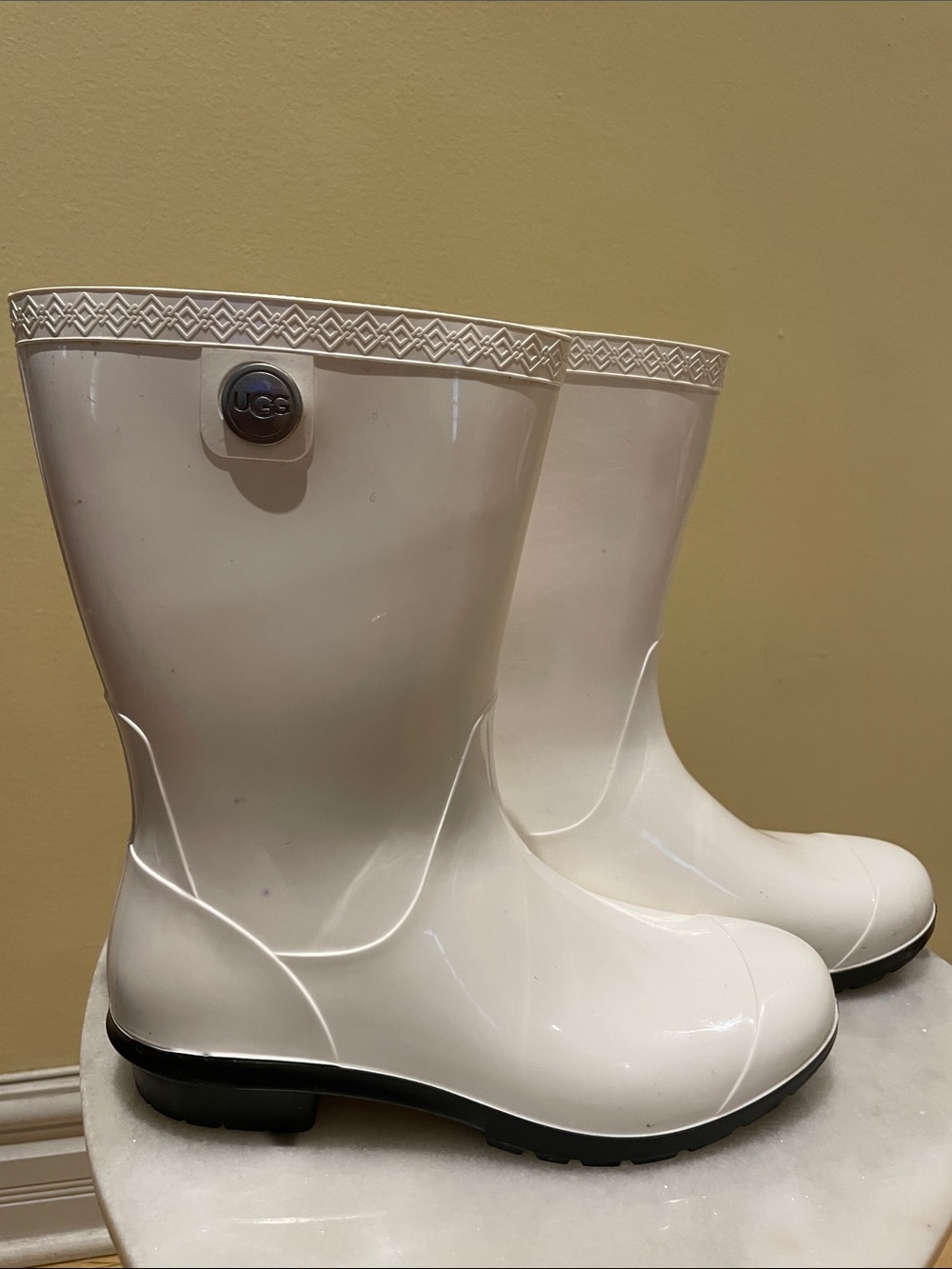 UGG White Glossy Rain Boots Sheepskin Insoles Minimalist Preppy